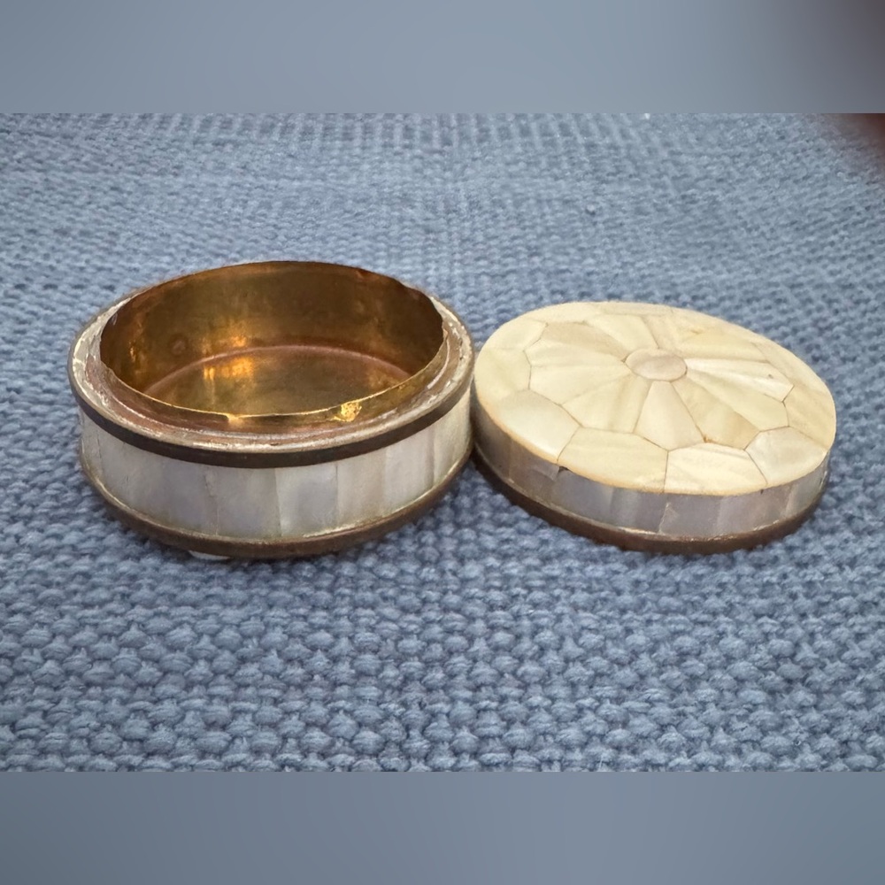 Vintage Mother of Pearl & Brass Round Trinket Box - Picture 7 of 7